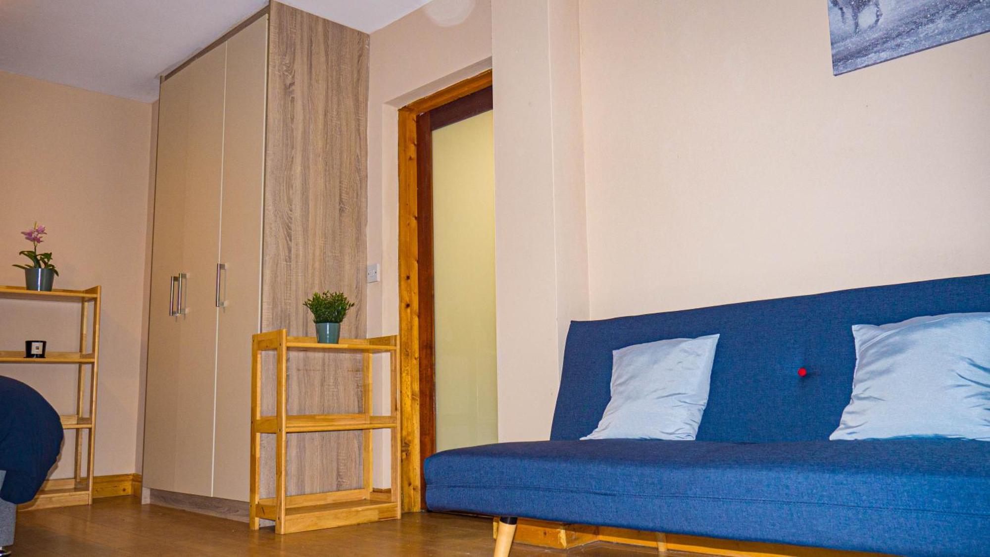 Cosy Flat Off Centre