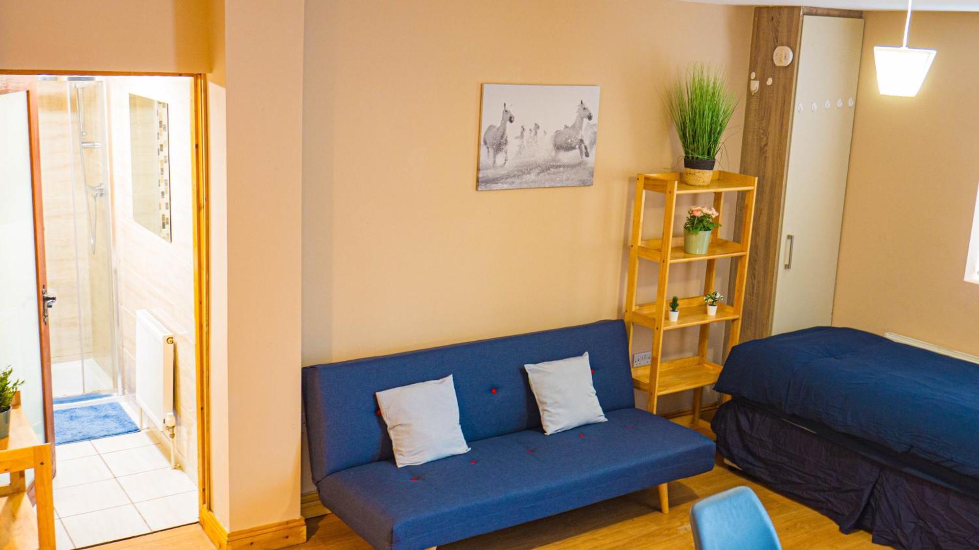 Cosy Flat Off Centre